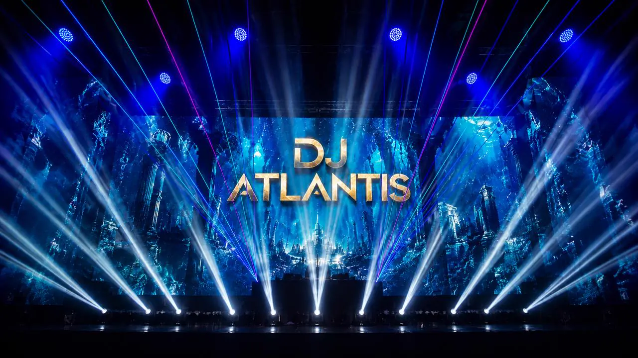 במת DJ ATLANTIS עם תאורה כחולה ומופע לייזרים